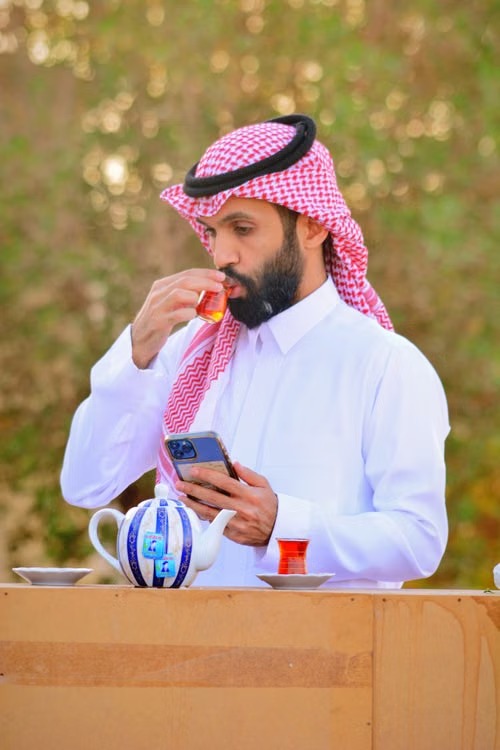 رجل سعودي بالثوب والشماغ في مشهد يومي داخل السعودية